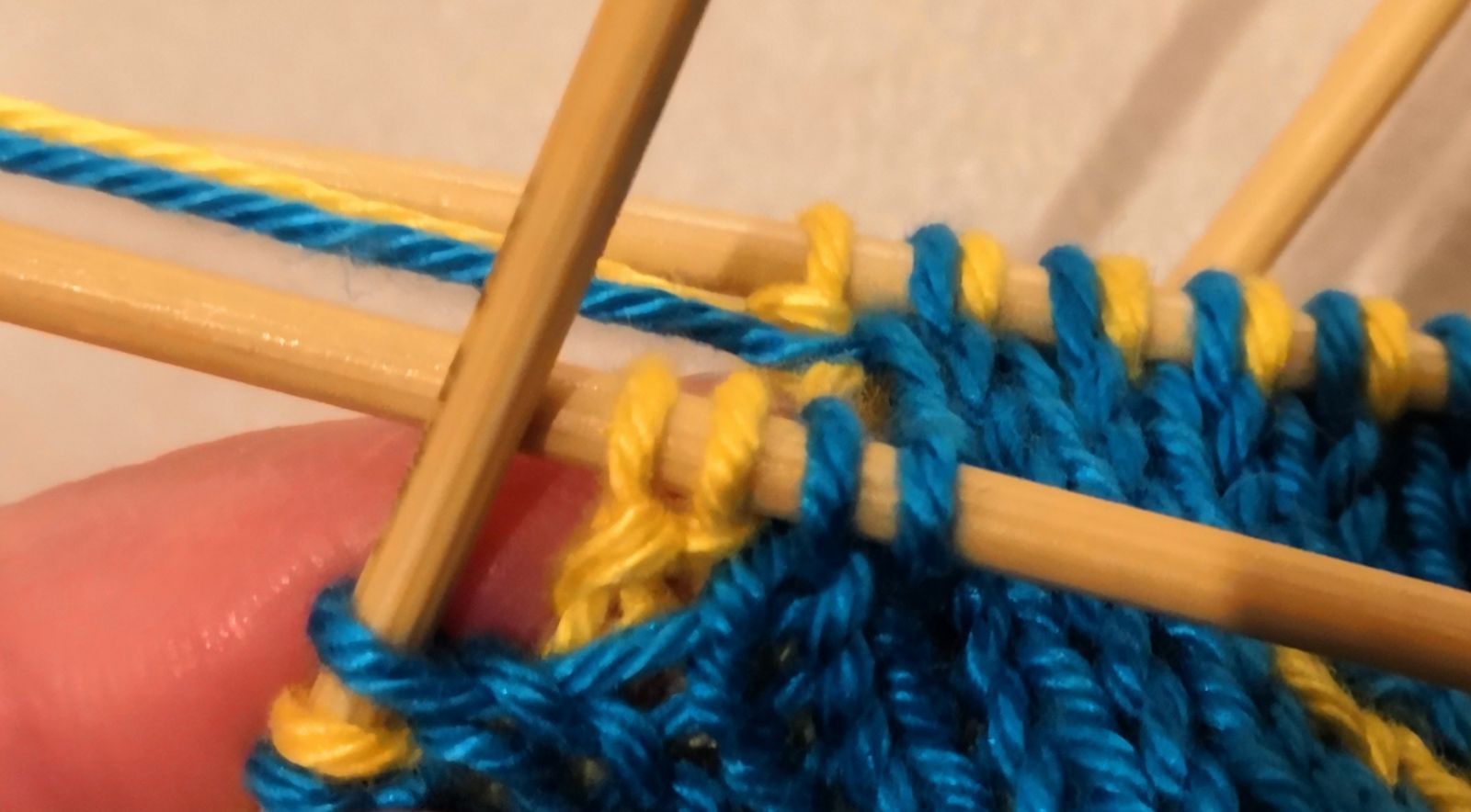 Blog-Inhaltsbild für 'Eierwärmer Sunny Morning - gestrickt in Doubleface'